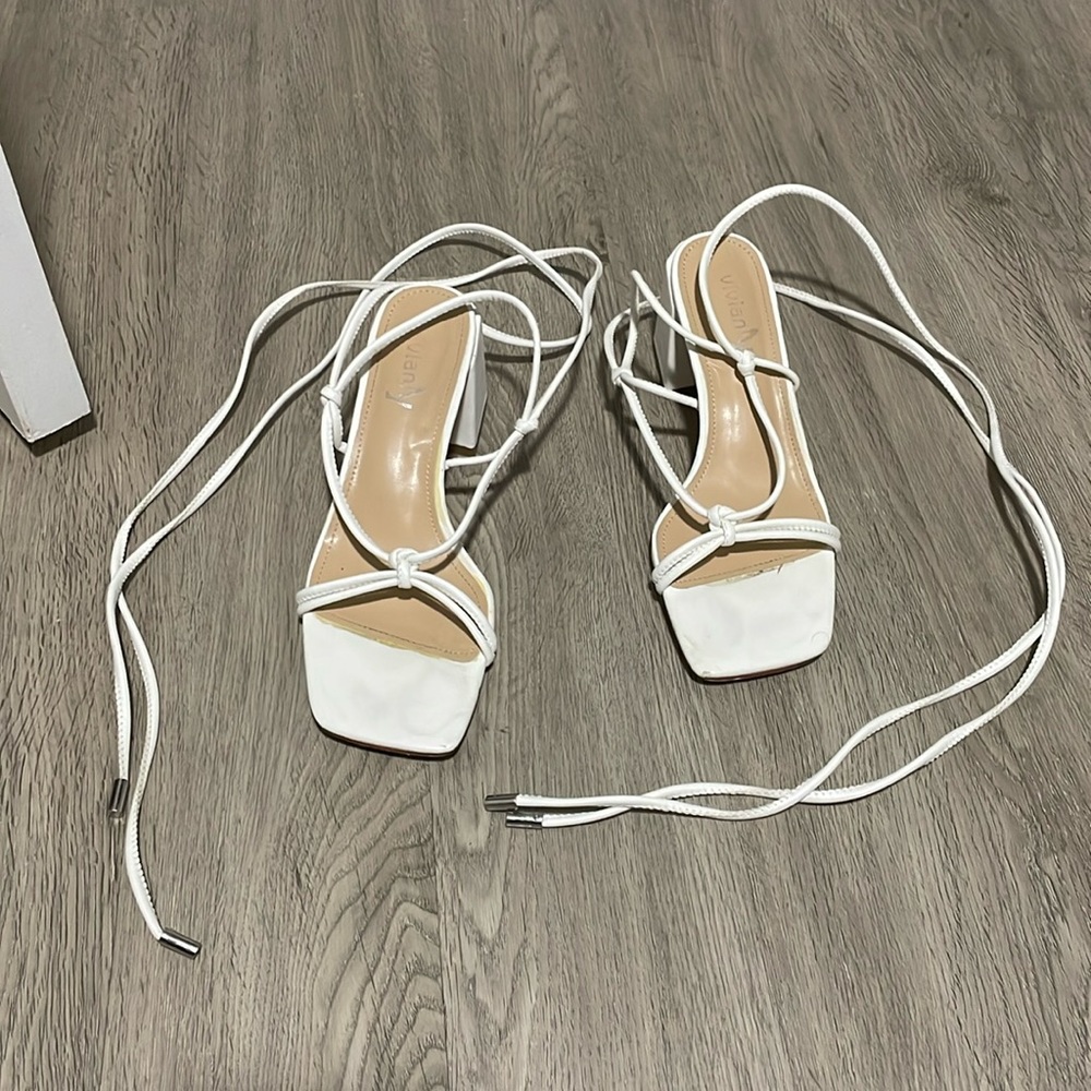 White lace up bridal chunky heels perfect for a bride 7.5 shoe size